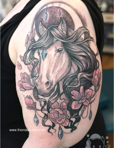 Sketchy Tattoo Pferd mit Magnolien